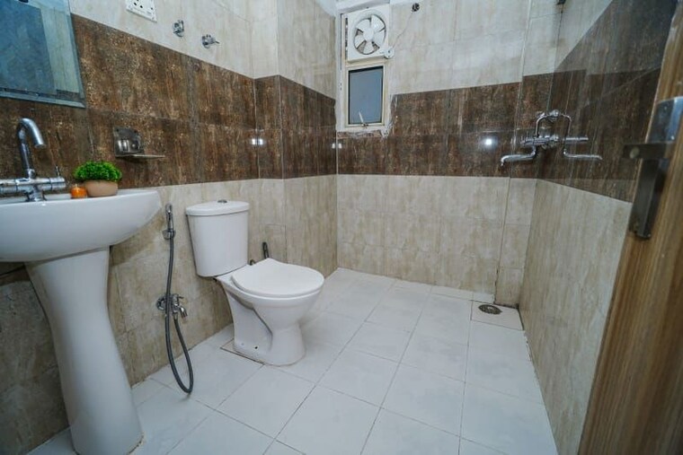 Bathroom, panchsheel-greens-ii 3 Bedroom 1820 Sq.Ft. Apartment In Sector 16 Greater Noida Greater Noida 10617941