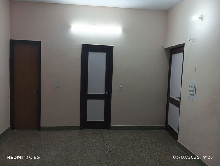 Room, sector 22 Commercial Office Space 3000 Sq.Ft. In Sector 22 Noida 10618001