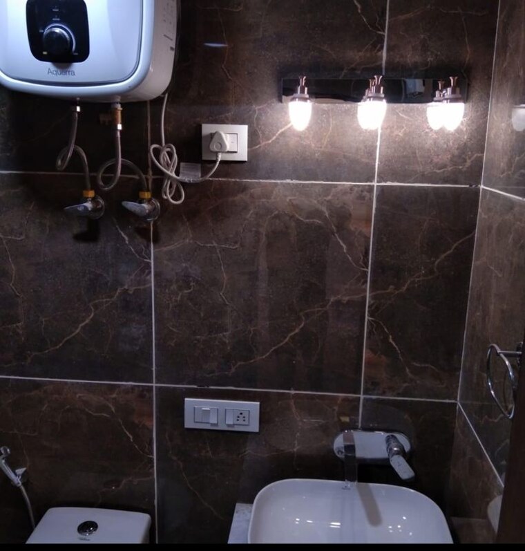 Bathroom, cghs-hewo-apartments 2 Bedroom 1180 Sq.Ft. Apartment In Sector 56 Gurgaon 10617993