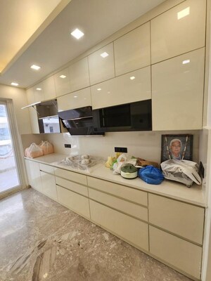 Kitchen in 2.5 BHK Builder Floor at Smart World Orchard, Sector 61 – for Rent