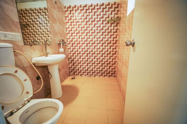 Bathroom, gaur-city-2-14th-avenue 2 Bedroom 985 Sq.Ft. Apartment In Sector 16c Greater Noida Greater Noida 10618024