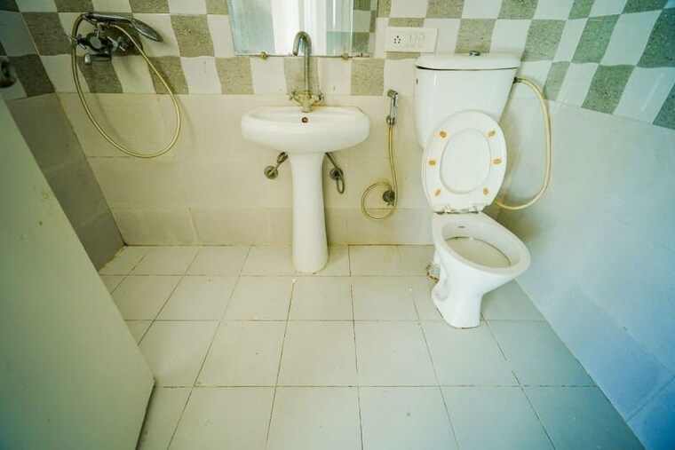 Bathroom, gaur-city-2-14th-avenue 2 Bedroom 985 Sq.Ft. Apartment In Sector 16c Greater Noida Greater Noida 10618024