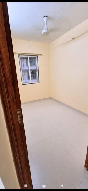 Room in 1.5 BHK Apartment at Hari Pearl Hans Residency, Kurla – for Rent