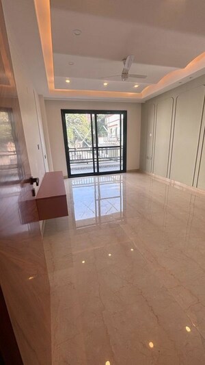 Room in 2.5 BHK Builder Floor at Smart World Orchard, Sector 61 – for Rent