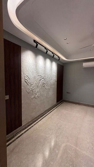 Room in 2.5 BHK Builder Floor at Smart World Orchard, Sector 61 – for Rent