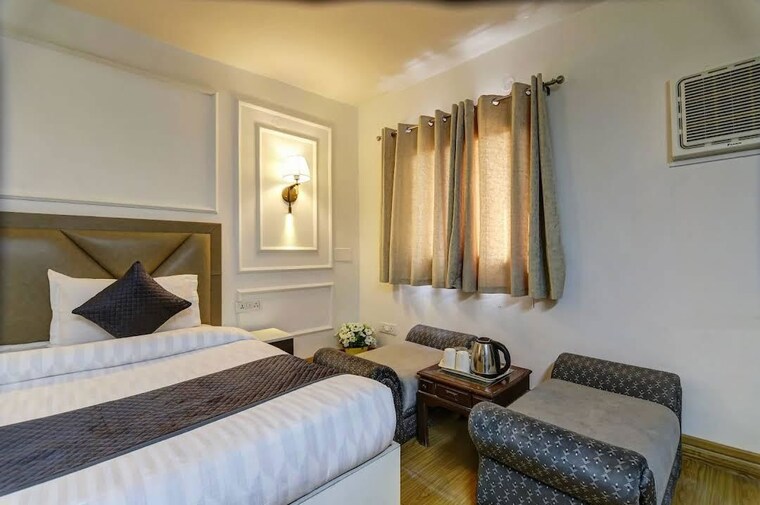 Bedroom, sainik farm 3 Bedroom 2700 Sq.Ft. Independent House In Sainik Farm Delhi 10618144