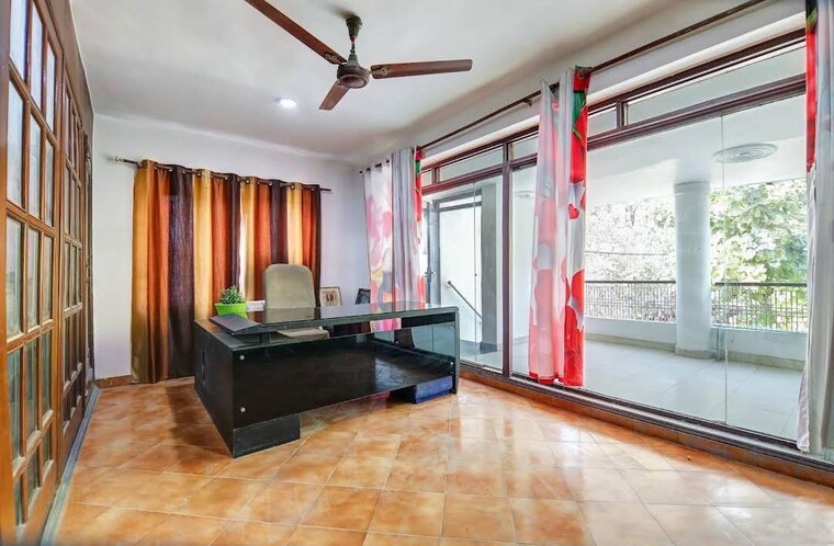 Gym, sainik farm 3 Bedroom 2700 Sq.Ft. Independent House In Sainik Farm Delhi 10618144