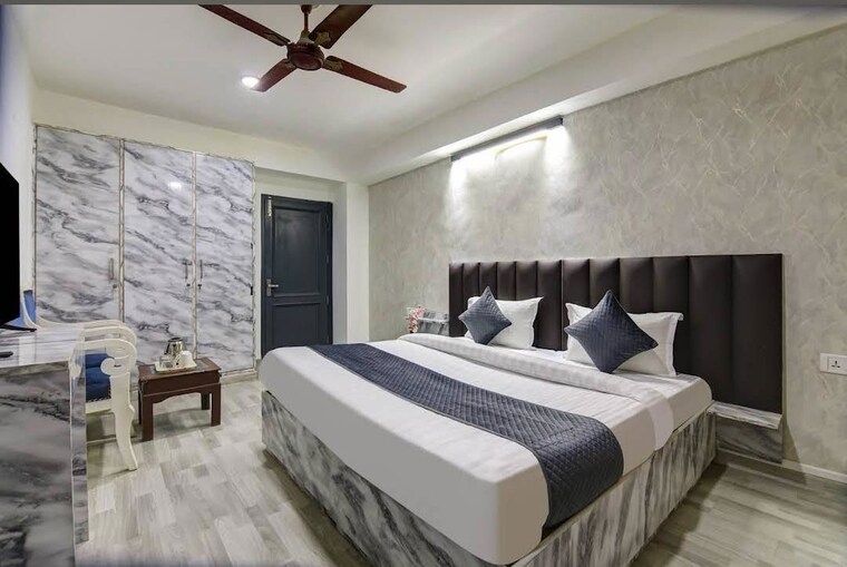 Bedroom, sainik farm 3 Bedroom 2700 Sq.Ft. Independent House In Sainik Farm Delhi 10618144
