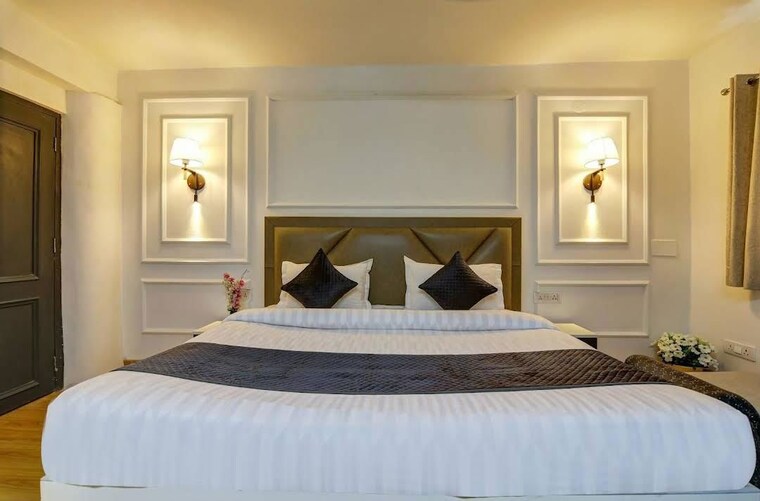 Bedroom, sainik farm 3 Bedroom 2700 Sq.Ft. Independent House In Sainik Farm Delhi 10618144