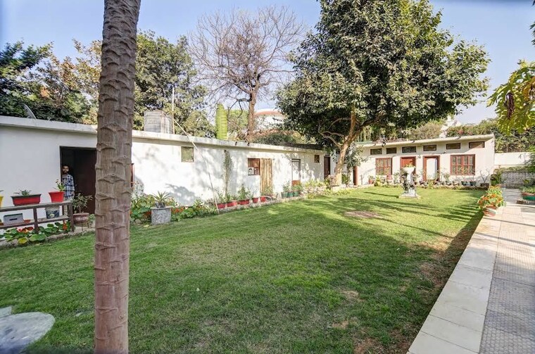 Garden, sainik farm 3 Bedroom 2700 Sq.Ft. Independent House In Sainik Farm Delhi 10618144