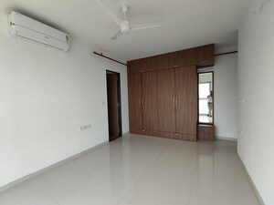 Room in 3 BHK Apartment at Runwal Nirvana, Parel – for Rent