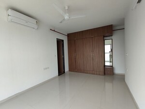 Room in 3 BHK Apartment at Runwal Nirvana, Parel – for Rent