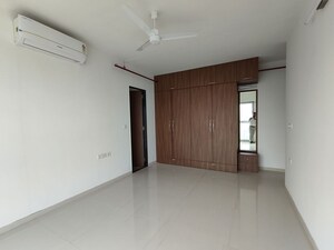 Room in 3 BHK Apartment at Runwal Nirvana, Parel – for Rent