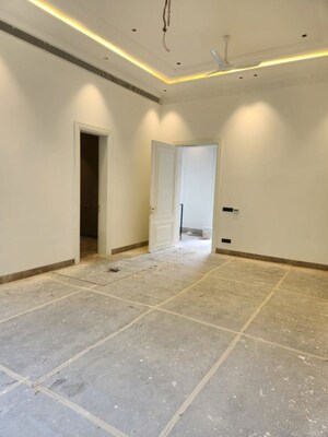 Room in 6 BHK Independent House at Dera Village – for Sale