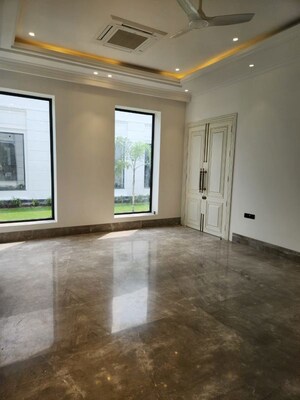 Room in 6 BHK Independent House at Dera Village – for Sale