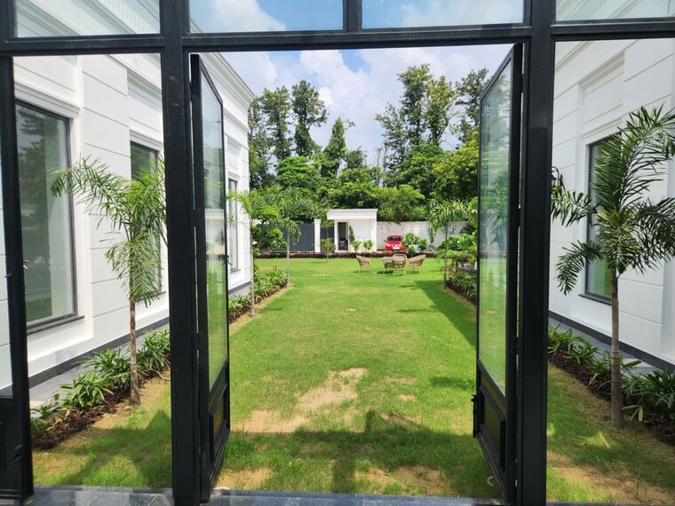 Garden, dera village 6 Bedroom 2500 Sq.Yd. Independent House In Dera Village Delhi 10618154