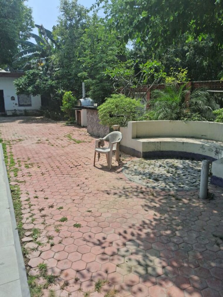  Parking, sainik farm 4 Bedroom 4500 Sq.Ft. Villa In Sainik Farm Delhi 10618153