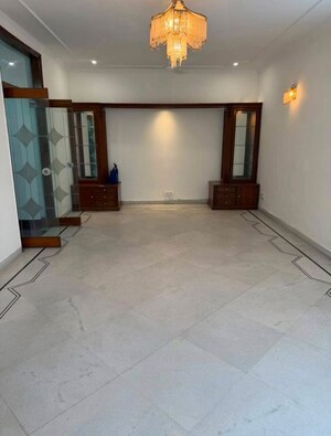 Room in 3 BHK Builder Floor at Pamposh Enclave – for Rent