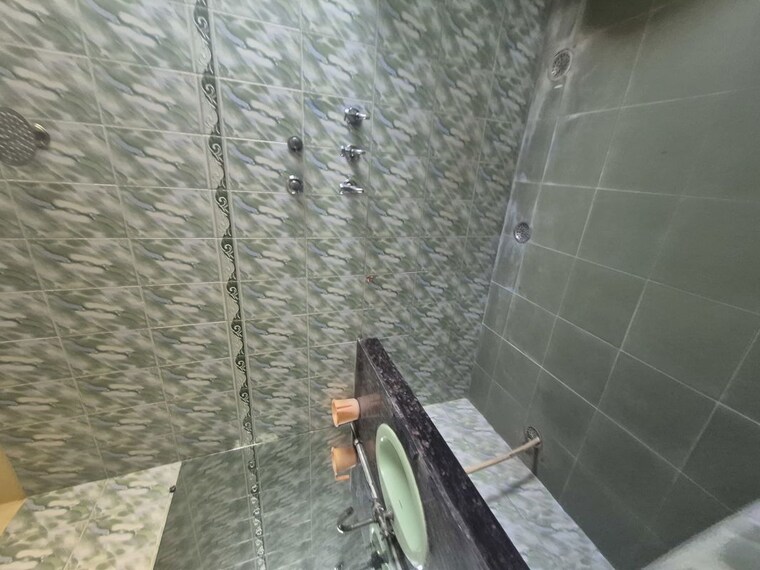 Bathroom, mayur vihar 2.5 Bedroom 850 Sq.Ft. Apartment In Mayur Vihar Delhi 10618430