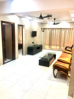 Team Area in 2 BHK Apartment at Mahim West – for Rent
