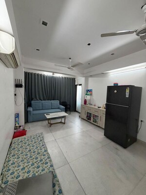 Team Area in 2 BHK Apartment at Mahim West – for Rent
