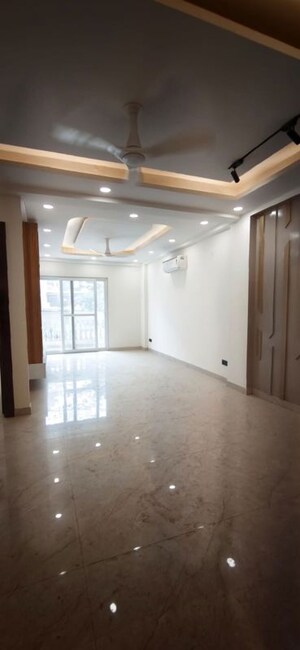Room in 4 BHK Builder Floor at Green Fields Colony – for Rent