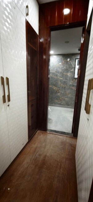 Room in 4 BHK Builder Floor at Green Fields Colony – for Rent