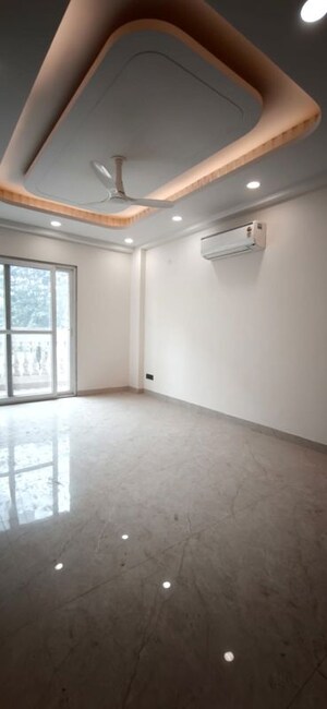Room in 4 BHK Builder Floor at Green Fields Colony – for Rent