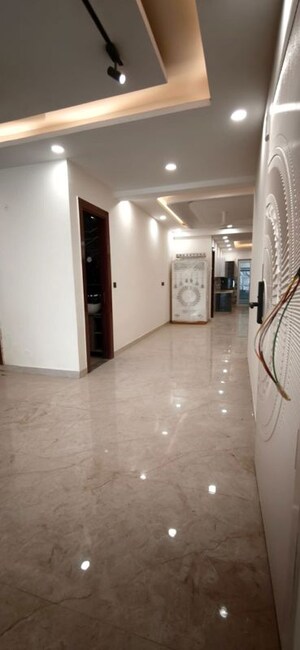 Room in 4 BHK Builder Floor at Green Fields Colony – for Rent