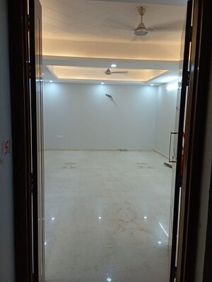 Room in 3 BHK Builder Floor at Palam Vihar – for Rent