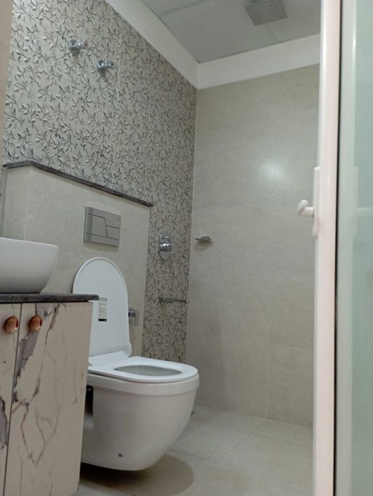 Bathroom, palam vihar 3 Bedroom 270 Sq.Yd. Builder Floor In Palam Vihar Gurgaon 10618526