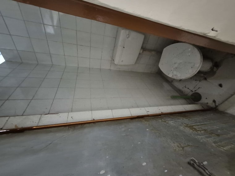 Bathroom, mayur vihar 2.5 Bedroom 900 Sq.Ft. Apartment In Mayur Vihar Delhi 10618529