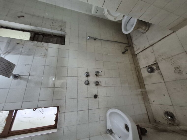 Bathroom, mayur vihar 2.5 Bedroom 900 Sq.Ft. Apartment In Mayur Vihar Delhi 10618529