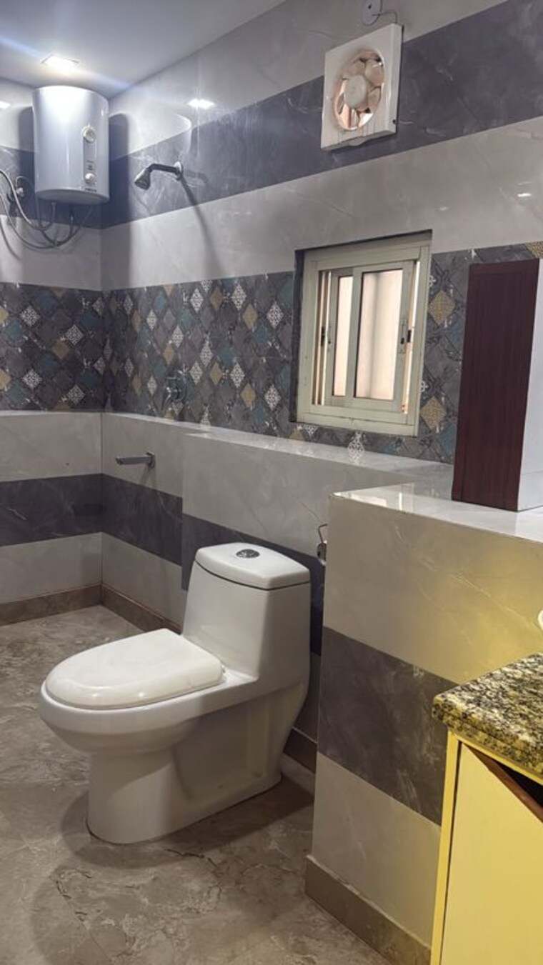 Team Area, east of kailash 2 Bedroom 200 Sq.Yd. Builder Floor In East Of Kailash Delhi 10618543