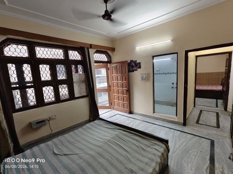 Bedroom, sector 21 3 Bedroom 300 Sq.Yd. Builder Floor In Sector 21 Gurgaon 10618556