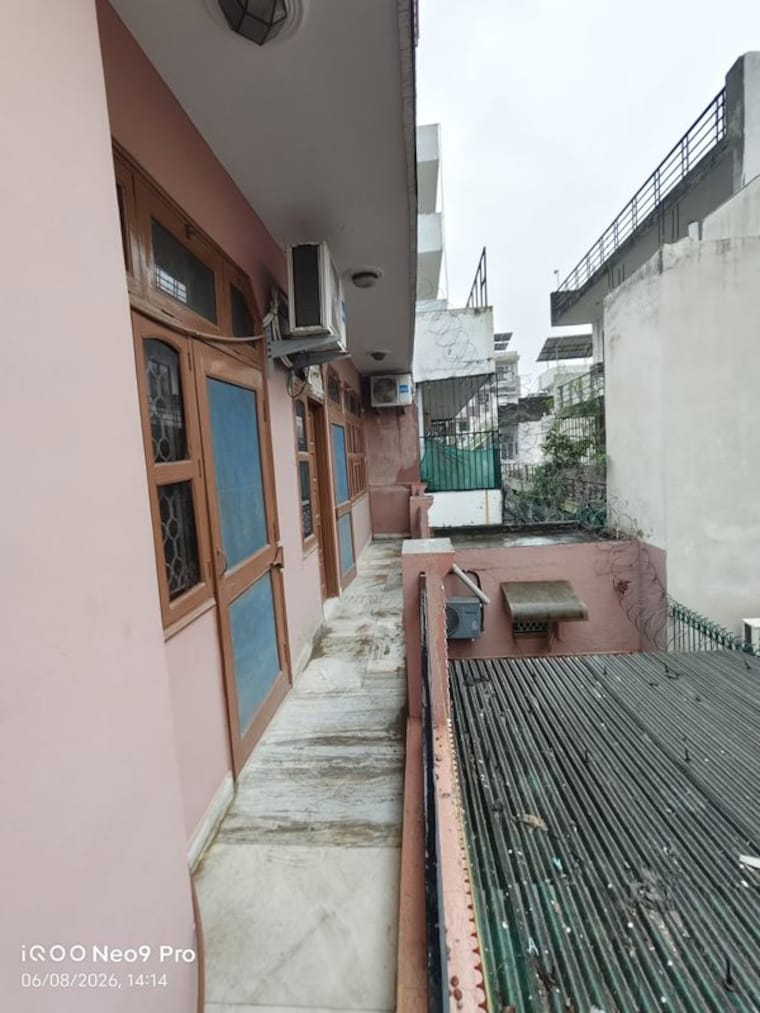 Balcony, sector 21 3 Bedroom 300 Sq.Yd. Builder Floor In Sector 21 Gurgaon 10618556
