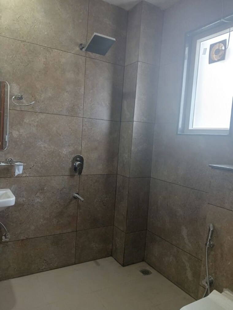 Bathroom, sector 22 2 Bedroom 200 Sq.Yd. Builder Floor In Sector 22 Gurgaon 10618567