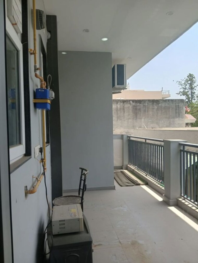 Balcony, sector 22 2 Bedroom 200 Sq.Yd. Builder Floor In Sector 22 Gurgaon 10618567