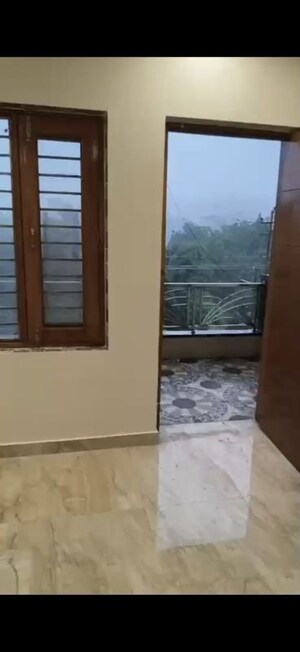 Room in 4 BHK Builder Floor at Green Fields Colony – for Rent