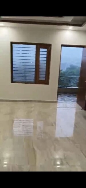 Room in 4 BHK Builder Floor at Green Fields Colony – for Rent