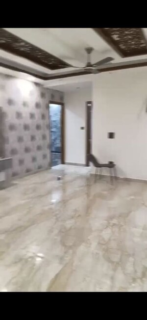 Room in 4 BHK Builder Floor at Green Fields Colony – for Rent