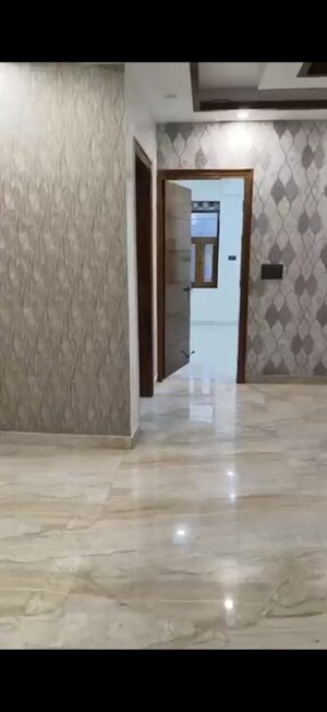 Room in 4 BHK Builder Floor at Green Fields Colony – for Rent