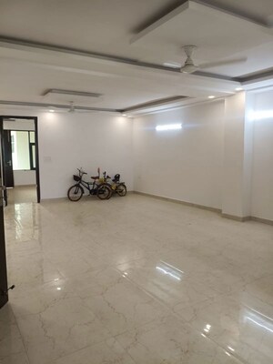 Room in 4 BHK Builder Floor at Green Fields Colony – for Rent