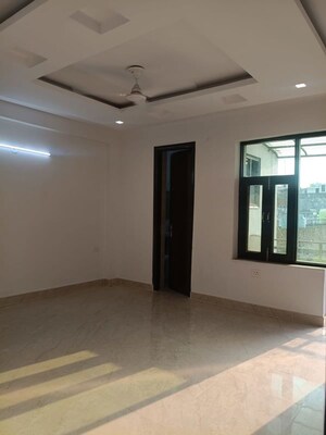 Room in 4 BHK Builder Floor at Green Fields Colony – for Rent
