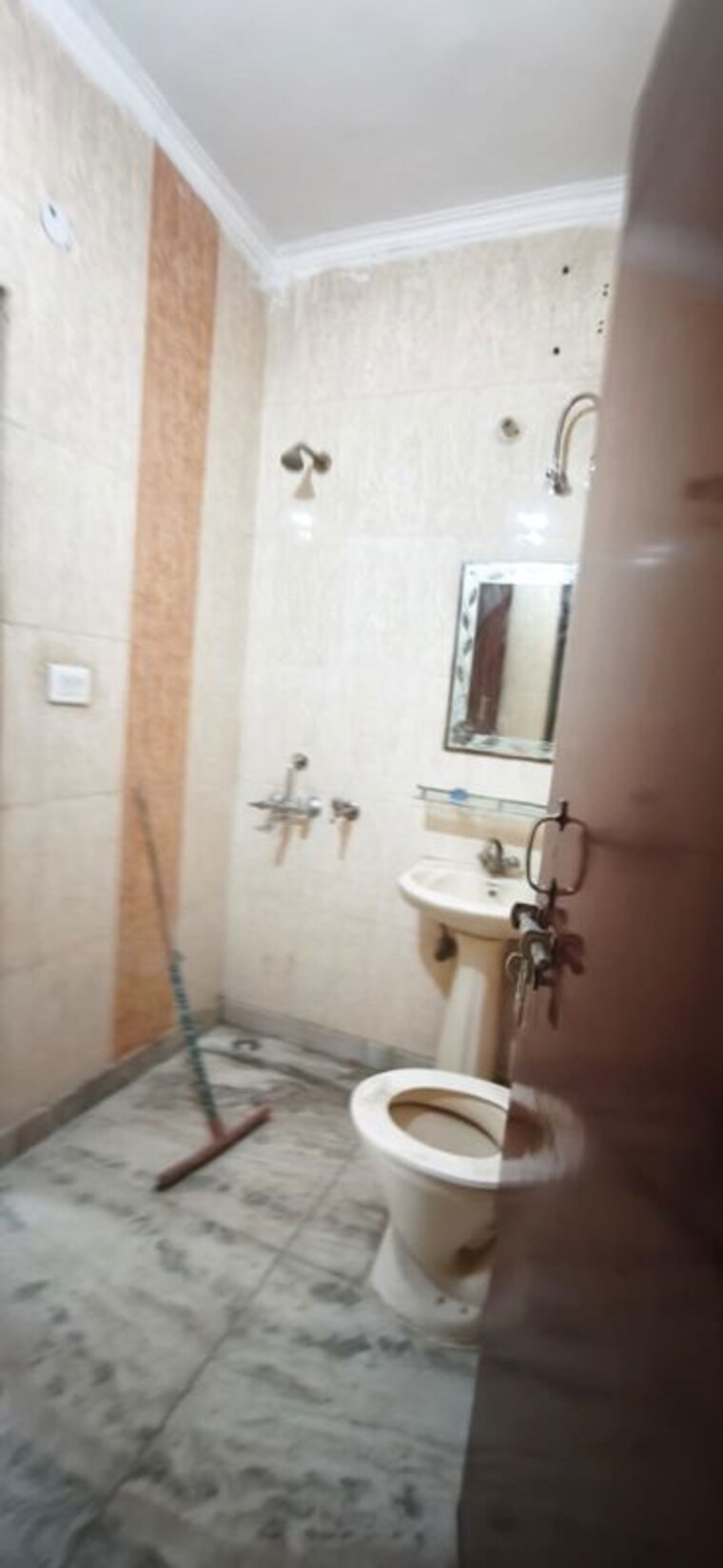 Bathroom, green fields colony 3 Bedroom 150 Sq.Yd. Builder Floor In Green Fields Colony Faridabad 10618587