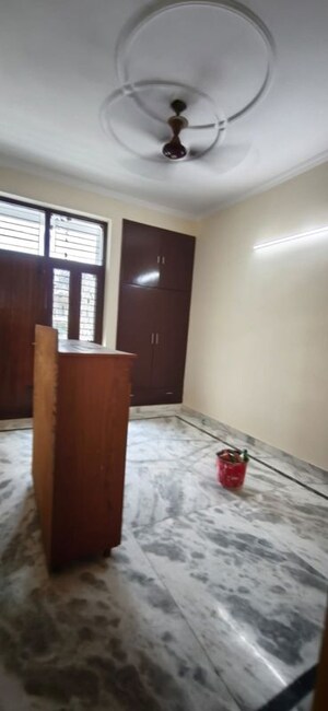 Room in 3 BHK Builder Floor at Green Fields Colony – for Rent