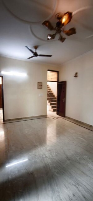 Room in 3 BHK Builder Floor at Green Fields Colony – for Rent