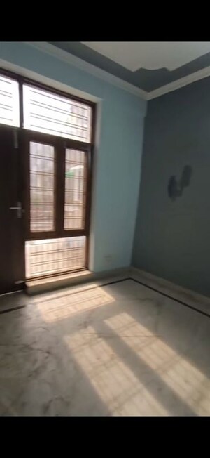 Room in 3 BHK Builder Floor at Green Fields Colony – for Rent