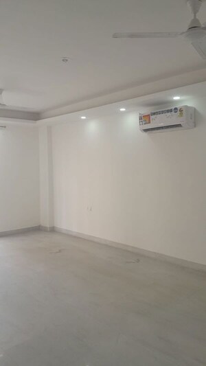 Room in 3 BHK Builder Floor at Unitech South City II, Sector 50 – for Rent