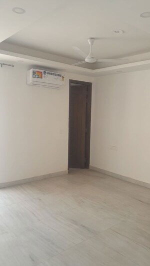 Room in 3 BHK Builder Floor at Unitech South City II, Sector 50 – for Rent